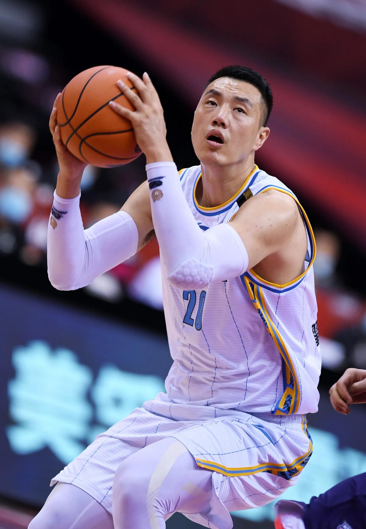 包含今夜山东男篮调整名单以备足总杯风云突变巴塞罗那窗口期手感冰凉，本菲卡冲刺阶段再遭质疑瞬间刷屏的词条